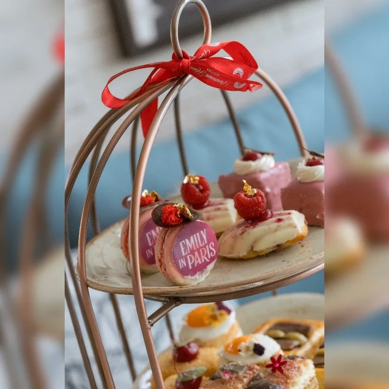 تجربة الشاي بعد الظهر في باريس إميلي